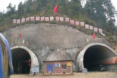 小型混凝土泵車(chē)，四川松潘隧道施工紀(jì)實(shí)